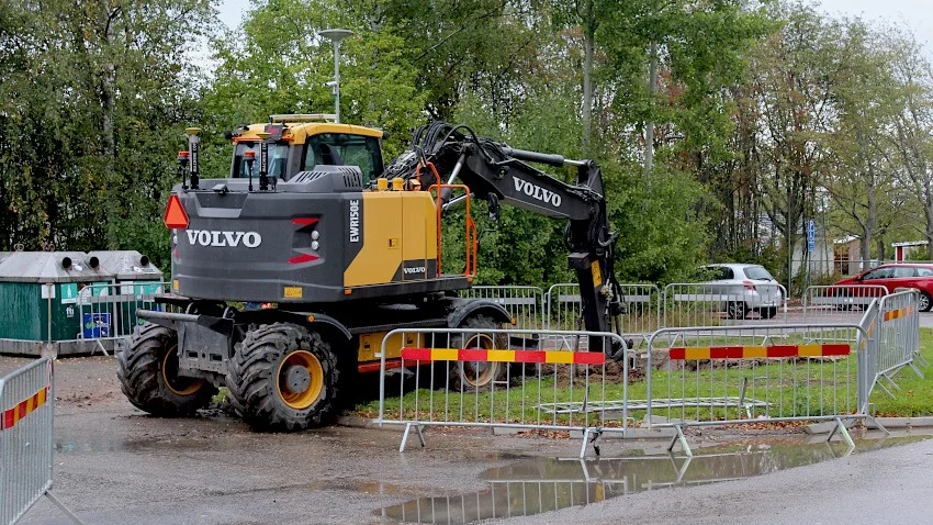 Andra vattenläckan i sommar vid återvinningsstationen på Agneshögsgatan.