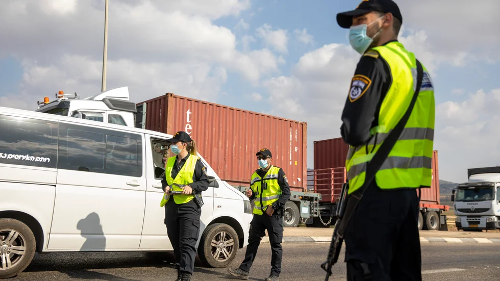 Israelisk polis under jakten på de två sista palestinier som var på fri fot efter rymningen i början av september.
