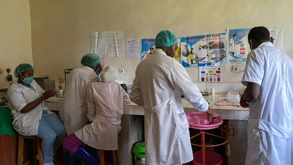 Vårdarbetare i provinsen Norra Kivu i Demokratiska republiken Kongo. Bild tagen i samband med ett ebolautbrott 2021.