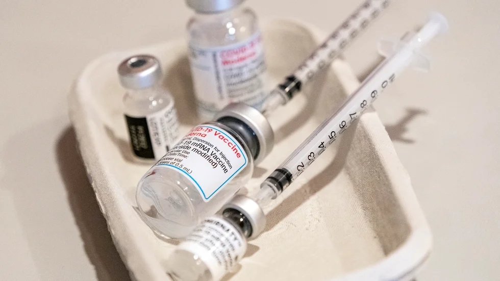 Ampuller med använt vaccin från Pfizer (Comirnaty) och Moderna (Spikevax). Arkivbild.