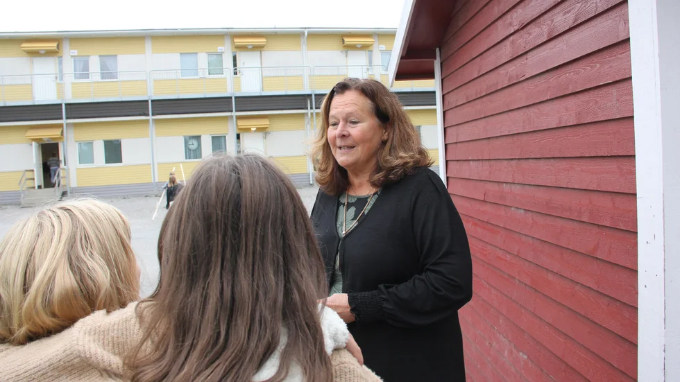Futurums rektor Ingela Åström pratar med några elever på skolgården.