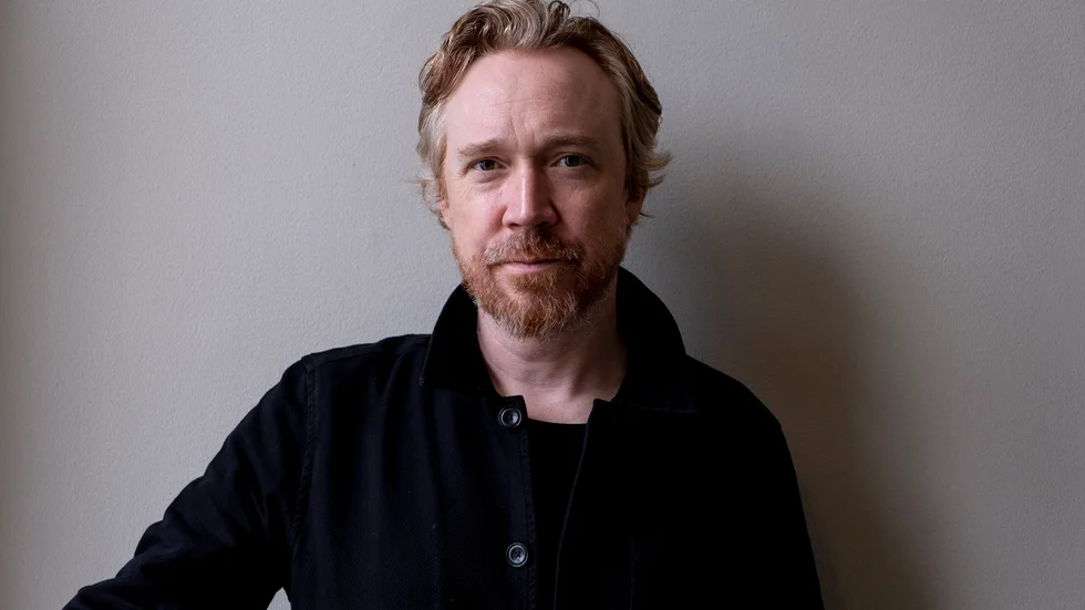 Lars Winnerbäck har fullt upp i oktober. Klimatfestival, prisutdelning i hemstaden och en ny låt varje fredag. 