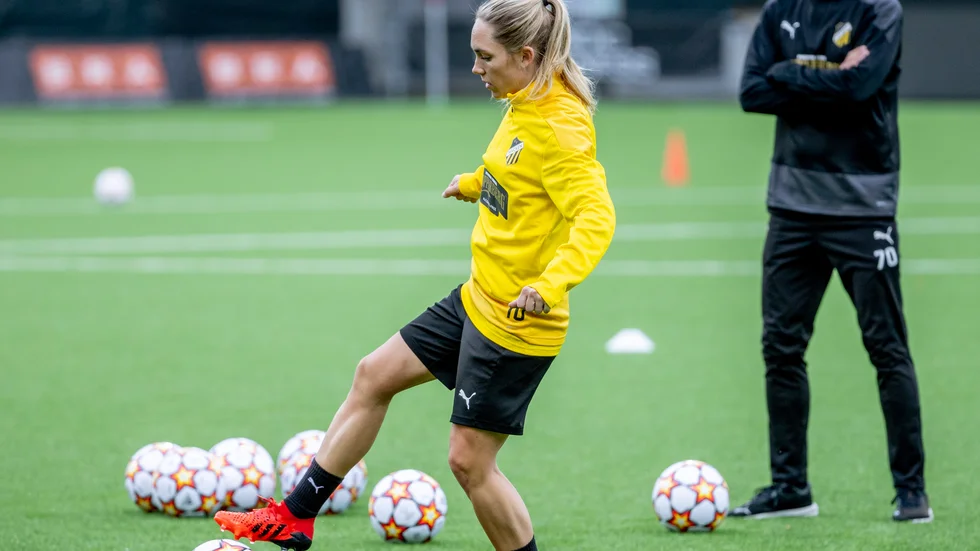 Elin Rubensson på en träning med Mats Gren i bakgrunden. Arkivbild.