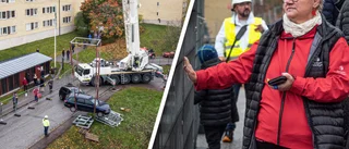 Här lyfts första bilen från det nedbrunna garaget