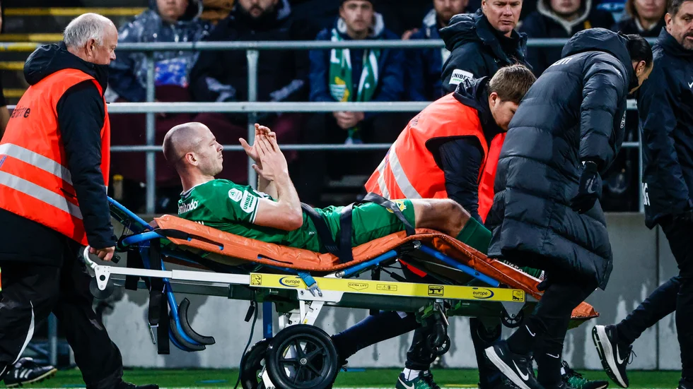 Hammarbys Jon Gudni Fjoluson tas ut på bår.