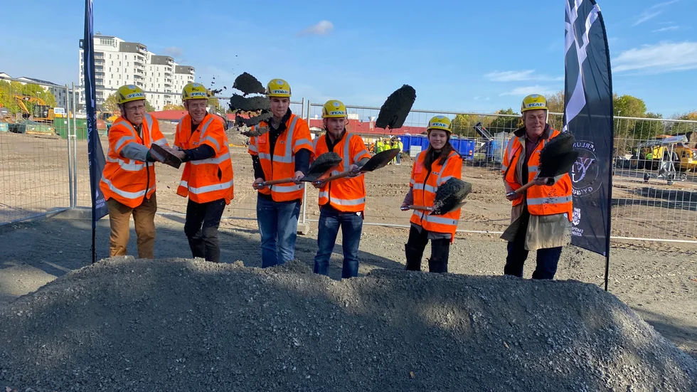 Ett traditionellt första spadtag inledde bygget av nya gymnasieskolan i Enköping.