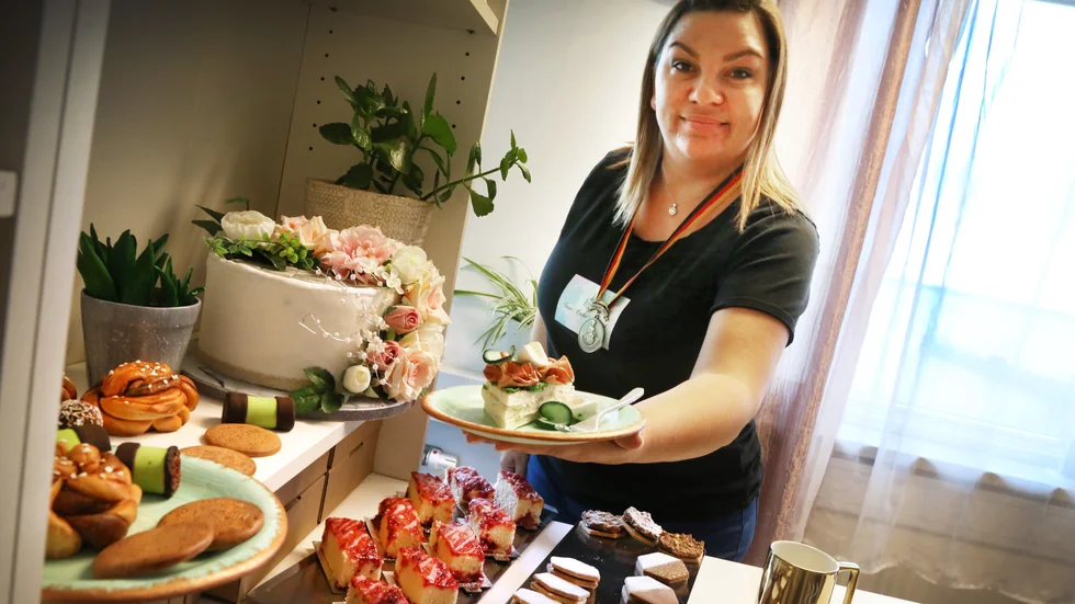 Konditor Zsuzsanna Deák kom på besök till Gotland från Ungern för fem år sedan, hittade kärleken och flyttade hit. Nu ser hon fram mot att baka för att tävla i VM i Luxemburg nästa år.