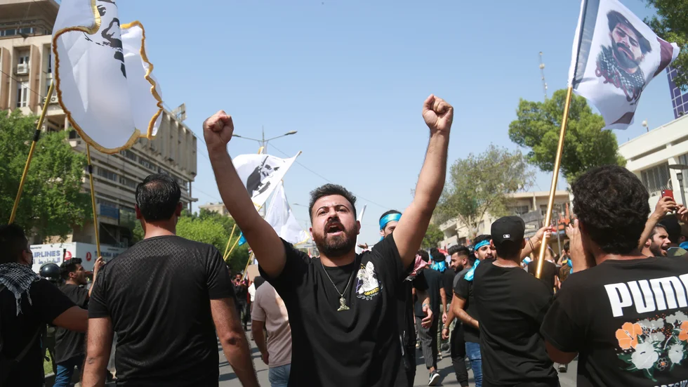 Demonstranter under en regeringskritisk protest på Tahrirtorget i Bagdad, 1 oktober.