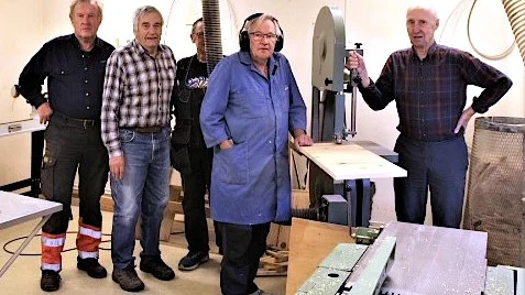 PRO Överkalix snickare : Uno Öhrling, Karl- Erik Larsson, Ville Hedman (skymd), Ove Henriksson  och Ivan Andersson. Saknas denna gång: Marianne Larsson.