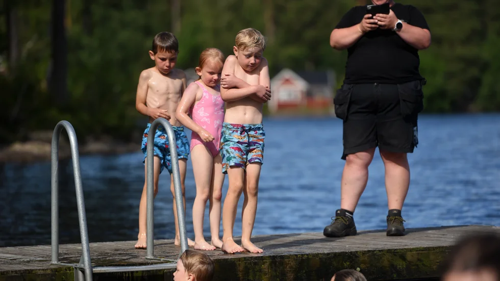 20 grader varmt i vattnet och ungefär samma temperatur i luften. Ändå tycker en del av barnen att det är ganska kyligt.