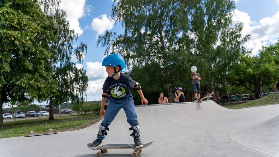 Alfred Tarberg, 6, övar på att svänga med skateboarden.