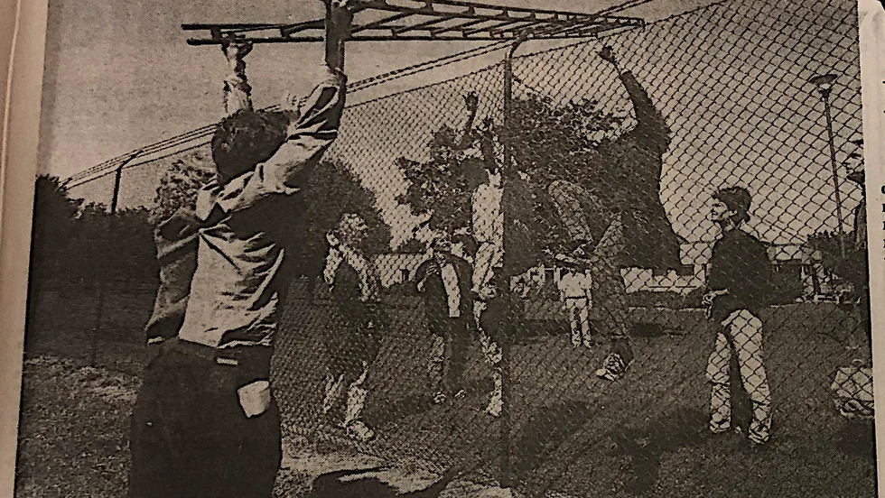 Flera stora mediebolag var på plats vid Skänningeanstalten när den fristående gruppen "Midsommar mot värnplikt" klättrade över stängslet. Här är ett urklipp ur Corren. 