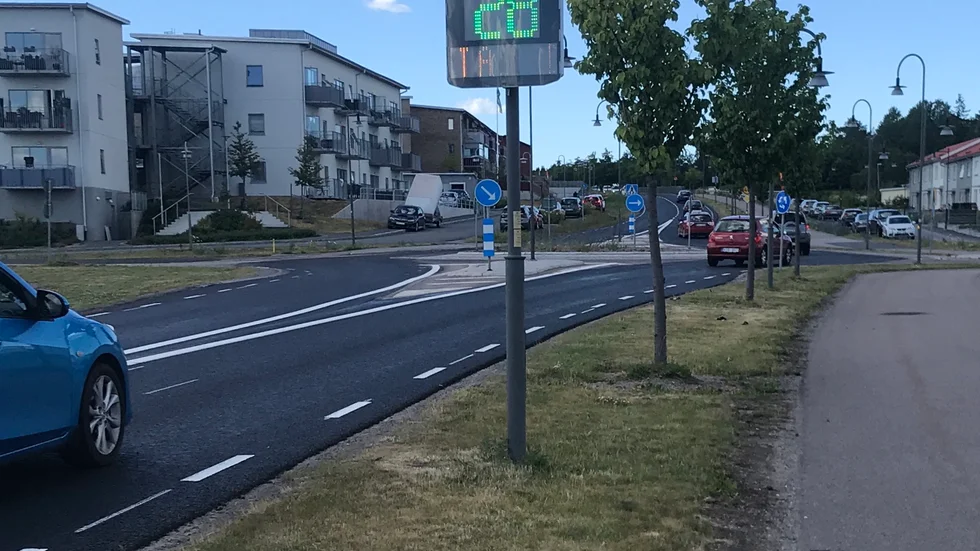 Efter ett flertal klagomål om fortkörningar till kommunen sattes två farttavlor upp på Kilenvägen, gamla E 20, mellan Finningerondellen och Fårhusrondellen.