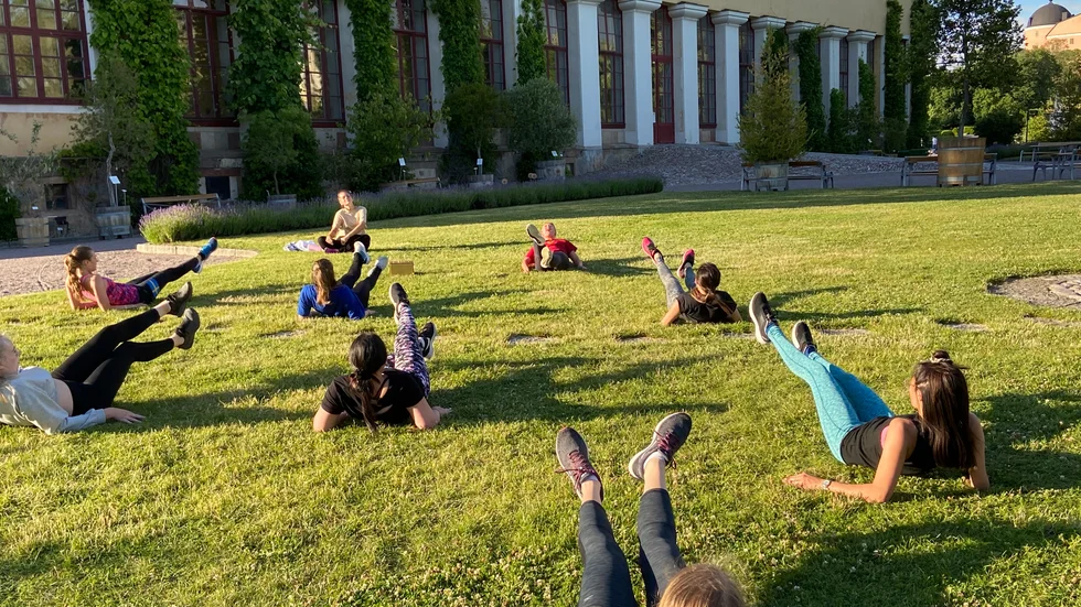 I passen utanför Orangeriet ingår både styrka- och konditionsträning och dans. Här är det bålövningar som får deltagarna att svettas.  