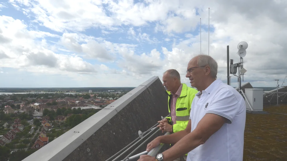 Förr var vi glada om vi sålde mycket vatten. Nu försöker vi hitta sätt att minska utgången, berättar Carl-Åke Andersson (S) och Mats Lindberg, va-chef, och blickar ut över Nyköping från vattentornet.