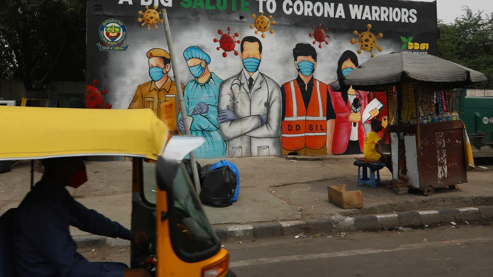 "Vi har blivit nonchalanta", anser Indiens premiärminister Narendra Modi och uppmanar nationen till mer försiktighet. På bilden graffiti i New Delhi som tackar dem som arbetar i fronten mot coronaviruset.