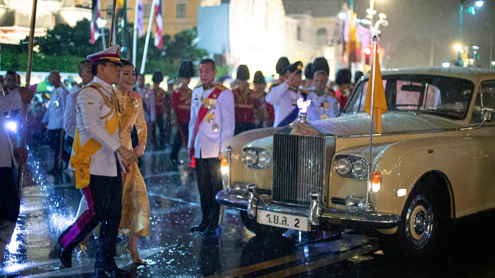 Thailands kung Maha Vajiralongkorn och drottning Suthida under en bilfärd tidigare i veckan.