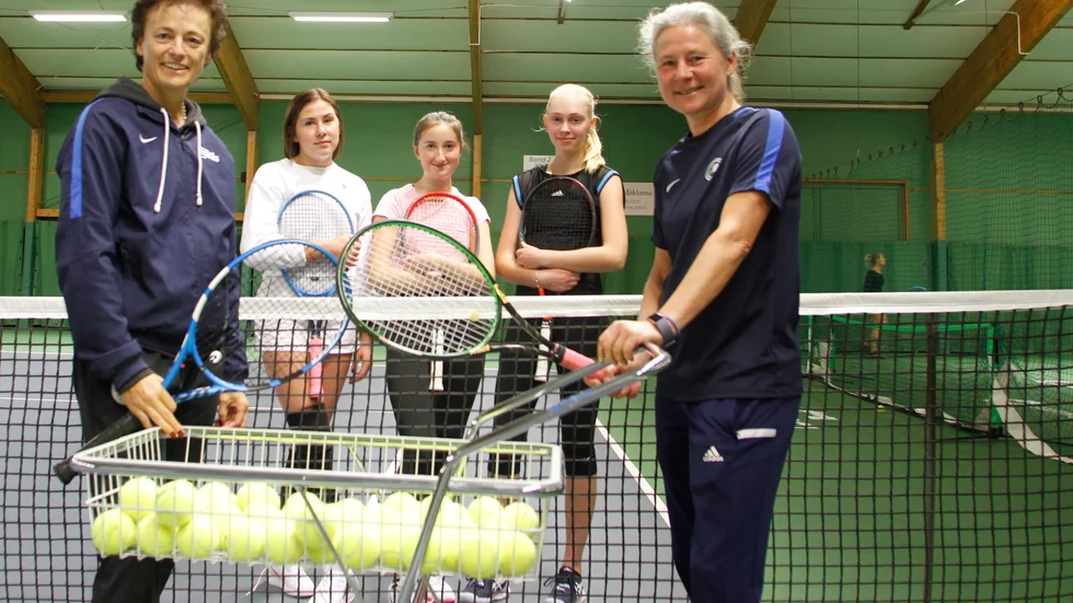 Fem damer arbetar som tränare i Strängnäs tennisklubb. Från vänster: Petra Kaspar-Hitz, Frida Persson, Beata Vajstedt, Sanne Jeppe och Eva-Lena Daun, även verksamhetsansvarig.