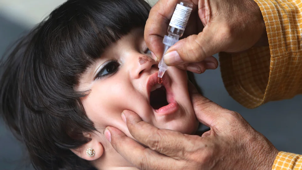 Ett barn i Karachi, Pakistan, vaccineras mot polio.