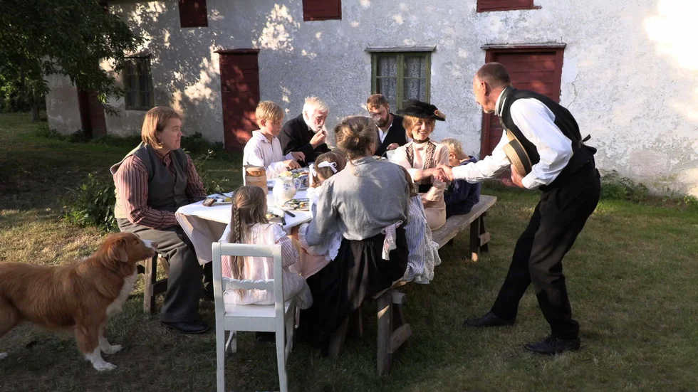"Sammetskostymen" spelades in på en gård i Öja förra sommaren, då det iscensattes ett kaffekalas på gården. Nu är filmen klar för premiär. 