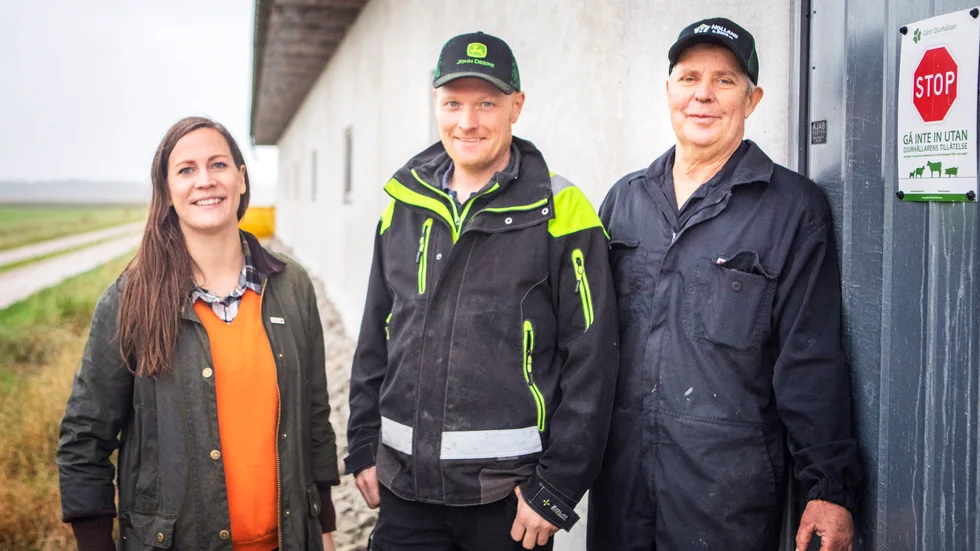 Natalie Tysk, företagsrådgivare på Swedbank Gotland, presenterade Lantbruksbarometern höst på Dune gård i Dalhem som drivs av far och son, Emil Klintström och Mats Bondesson.