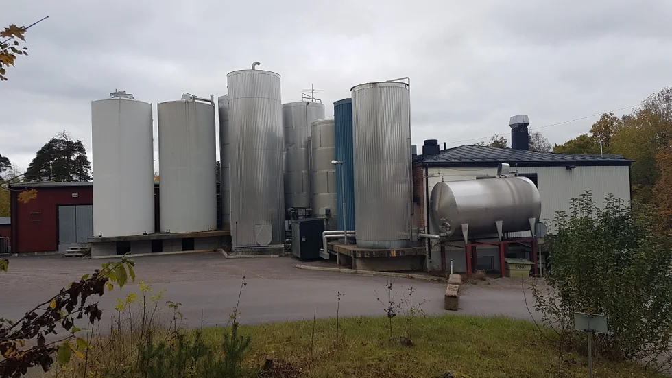 Det är bland annat de här cisternerna som kommunen och Arla har en tvist om. Något som kommunens juridiska ombud säger att köparen informerats om.