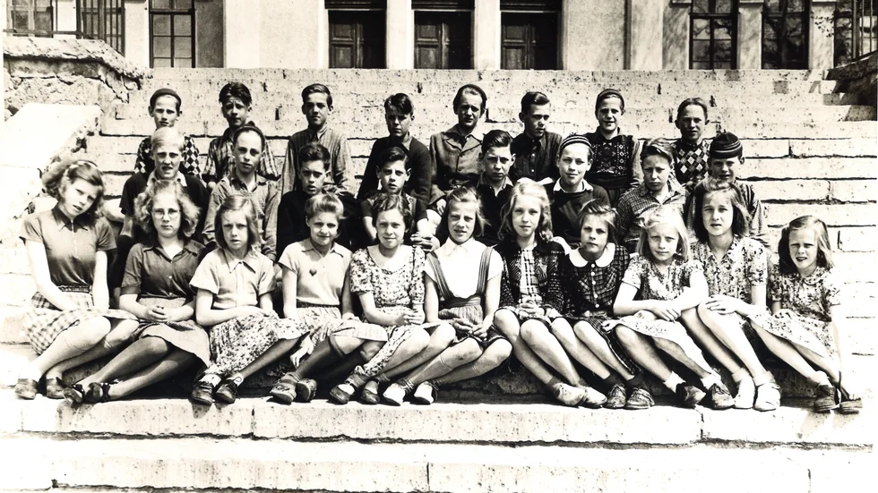 Avgående årskurs 6 framför Ekmanska skolan 1944. I artikeln finns alla elevernas namn med.