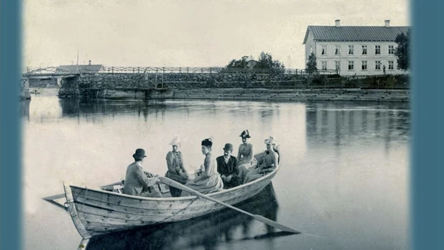 Strömmen i slutet av 1800-talet. Ungdomar från de välbärgade familjerna Degerman och Holmgren som bodde på Strömnäs. I bakgrunden syns den gamla Strömnäsbron och lasarettet till höger.