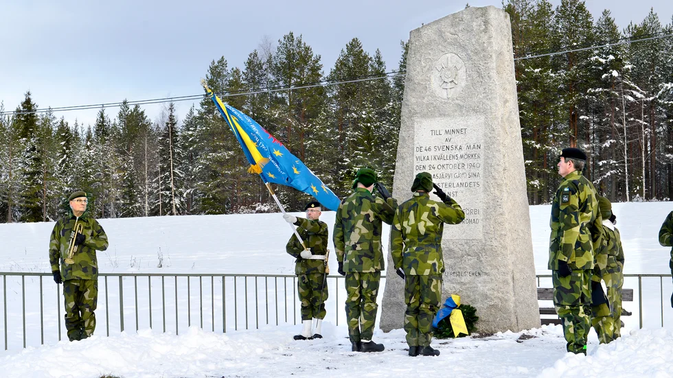 Under minnesceremonin för de 46 män som omkom i sjön Armasjärvi för 80 år sedan lades en krans vid minnesstenen. Den restes av kamraterna till de förolyckade. 
