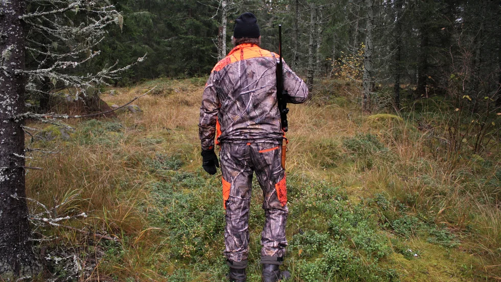 Jaktlaget har varit aktiva i flera decennier. Trots hoten har de inga planer på att sluta jaga. "Det har hänt att de tagit fast våra hundar", berättar en av jägarna.