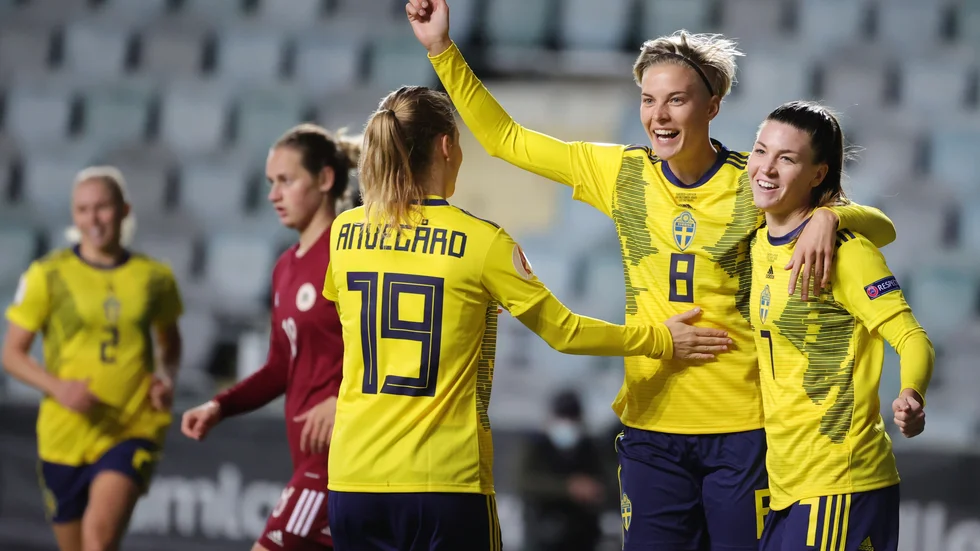 Anna Anvegård, Lina Hurtig och Pauline Hammarlund firar Hurtigs 1-0-mål efter bara 51 sekunder av torsdagens EM-kvalmatch mot Lettland.
