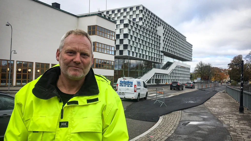 På måndags inleds arbetet med den nya mötesplatsen mittemot högskolan. Det innebär enkelriktad trafik längs arbetsområdet. Byggledaren Per-Erik Andersson befarar trafikkaos de första dagarna. 