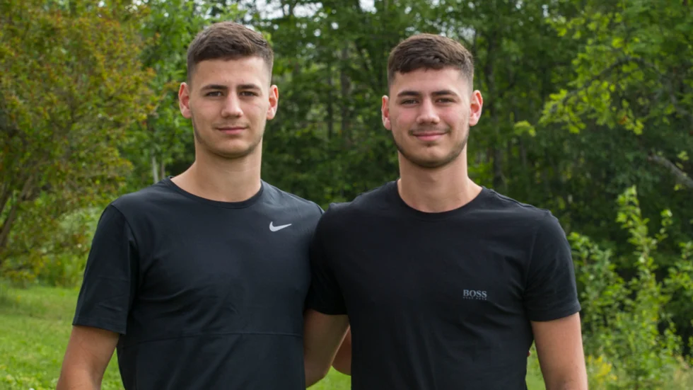 Leon Zeka till vänster, Elton till höger. De två bröderna spelar tillsammans både i fotboll och futsal, med Boren respektive Dribbla