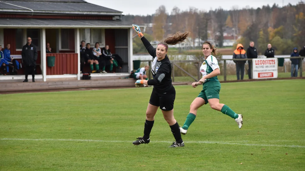 Hultsfreds FK gjorde över 100 (!) mål förra säsongen. Caroline Phalén stod för 18 av dem. 