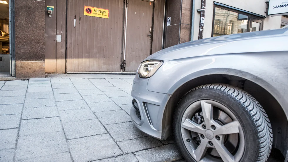 Man parkerar inte på trottoaren menar insändarskribenten.