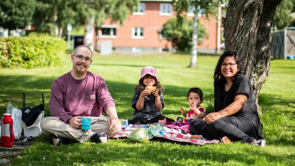 Familjen Askevik har picknick i sjöparken på deras semester. Från vänster: Victor Askevik, döttrarna Isabella och Sarah, och Mae Askevik.