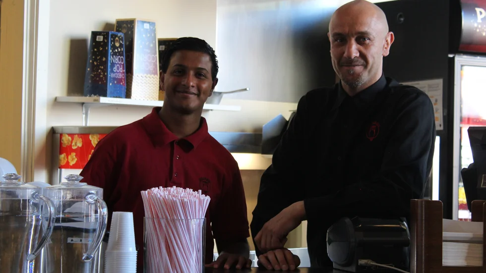 På Biostaden var det folktomt under fredagens öppning. Rasmus Ström och Fabian Josefsson, kvällens värdar, inväntar nu större filmpremiärer. 