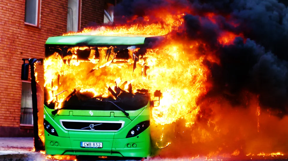 En häftig brand utbröt mitt under körningen med en landsvägsbuss i Eskilstuna. Förloppet blev närmast explosivt.