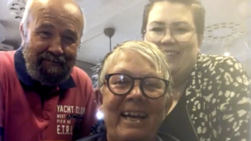 Kerstin Olofsson tillsammans med sin man Göte och dottern Emma, i samband med vinstbeskedet på frisörsalongen.