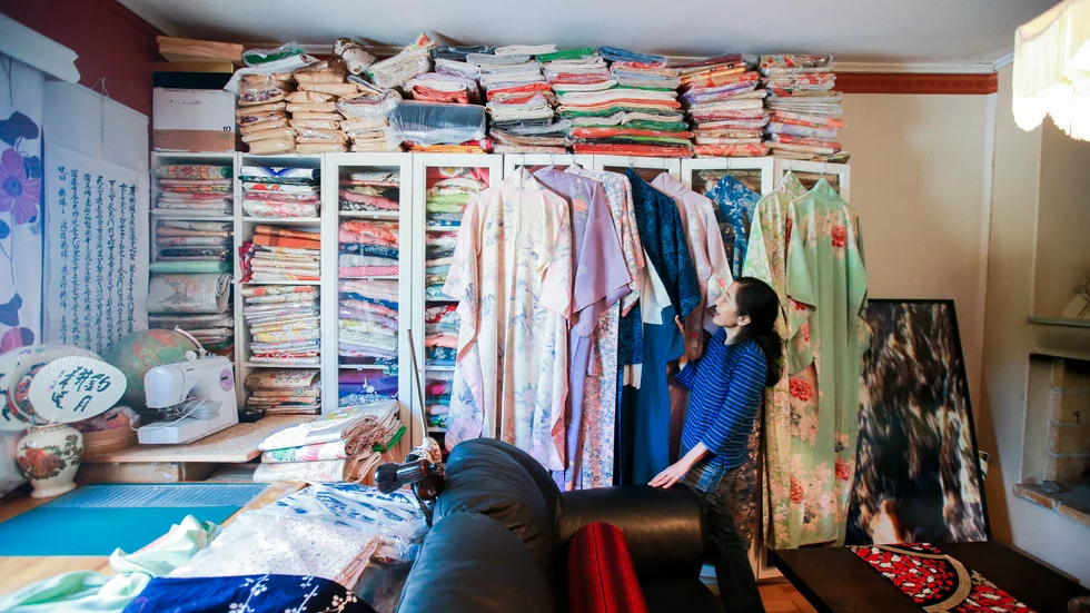 Shinko Nakano Storlöpare arbetar med japanska kimonos i sitt hem i Gunnarsbyn.