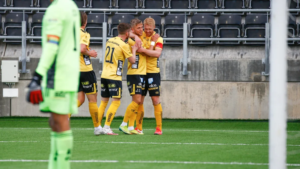 Elfsborgsspelarna klappar om varandra efter Jesper Karlssons (mitten) avgörande högervolley borta mot Östersund.
