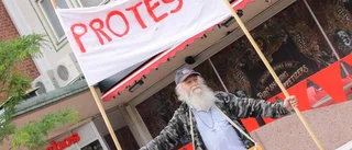 Enmansdemonstration: "Jag är våldsamt irriterad"