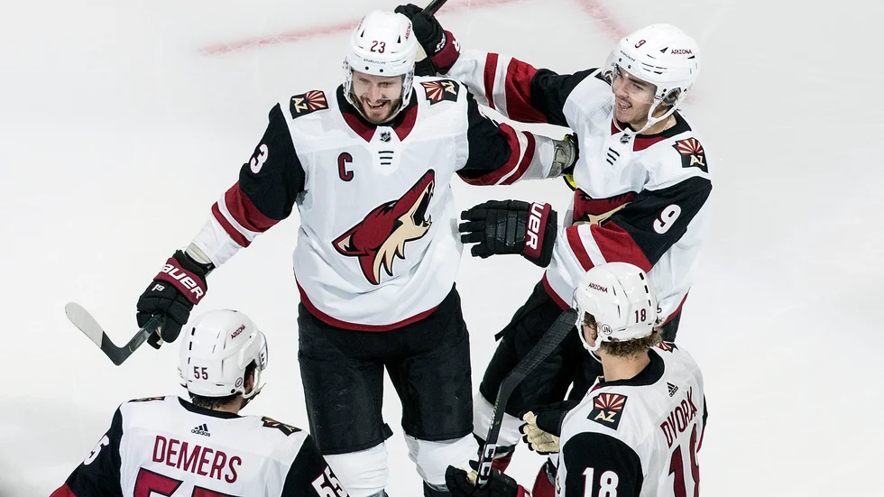 Oliver Ekman-Larsson (nummer 23) och de andra i Arizona jublar efter ett mål mot Nashville.