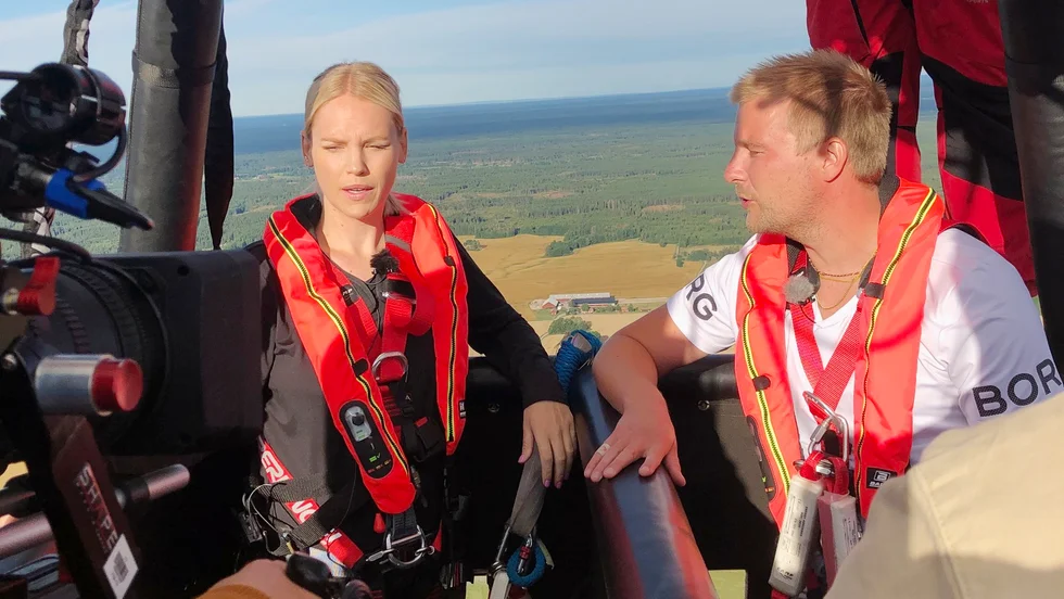 Carolin Björnehag, nyhetsreporter vid TV4, förbereder sig för bungyjumphoppet från luftballongen mellan Enköping och Västerås.