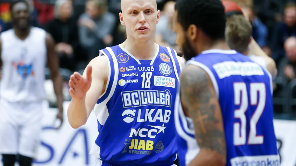 Daniel Eliasson kan inte bara spela basket. Under förra helgen så försvarade han sin klubbmästartitel i Luleå GK:s klubbmästerskap.