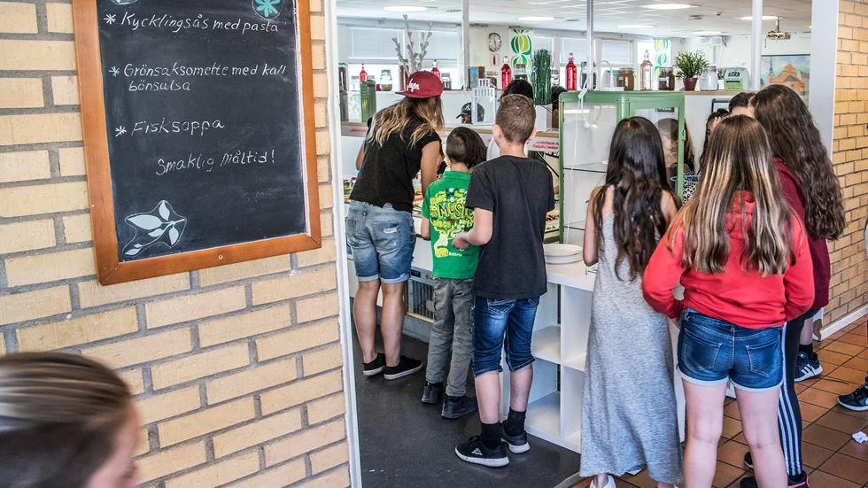 Gymnasieskolorna gick under våren över till distansundervisning med åtminstone en tydlig effekt. Många av eleverna blev utan sin skollunch. 