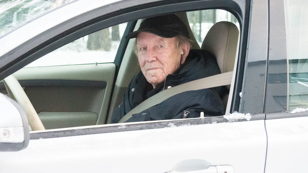 K-G Johansson, 86, brukar hälsa på sin hustru varje dag på äldreboendet. På fredagen fick han vända i entrén.