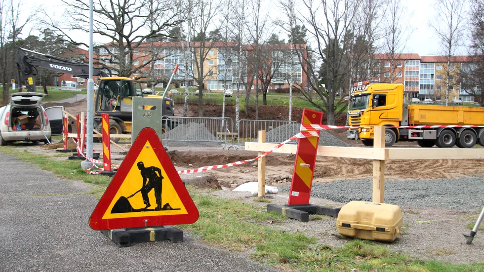Grävmaskinerna har anlänt till Kullaparken i Kisa trots att kommunens bygglov har överklagats. "Markarbetet har vi tillstånd att göra", säger kommunens Jimmy Bexell.