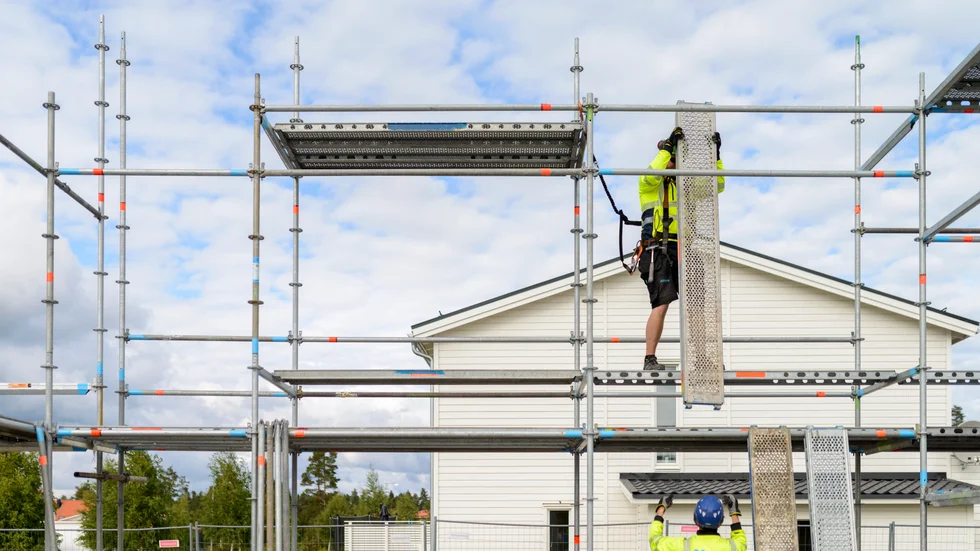I våra förhandlingar utgår vi från det märke för löneförhöjningar som redan satts av parterna inom industrin, menar debattörerna.