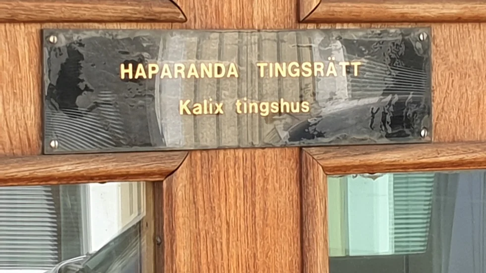 Inom kort rullas svindlerihärvan upp i Kalix tingshus efter att fyra män lurats på totalt över en halv miljon kronor efter den före detta polismannen.